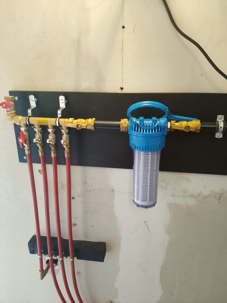 Installation d'un surpresseur et ballon tampon sur forage d'eau par Eco Eau